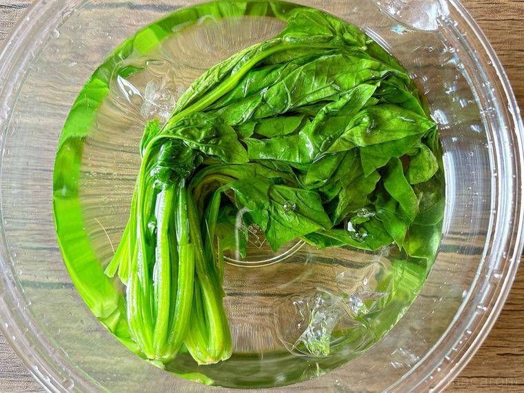 ゆでたほうれん草を冷水にさらす様子