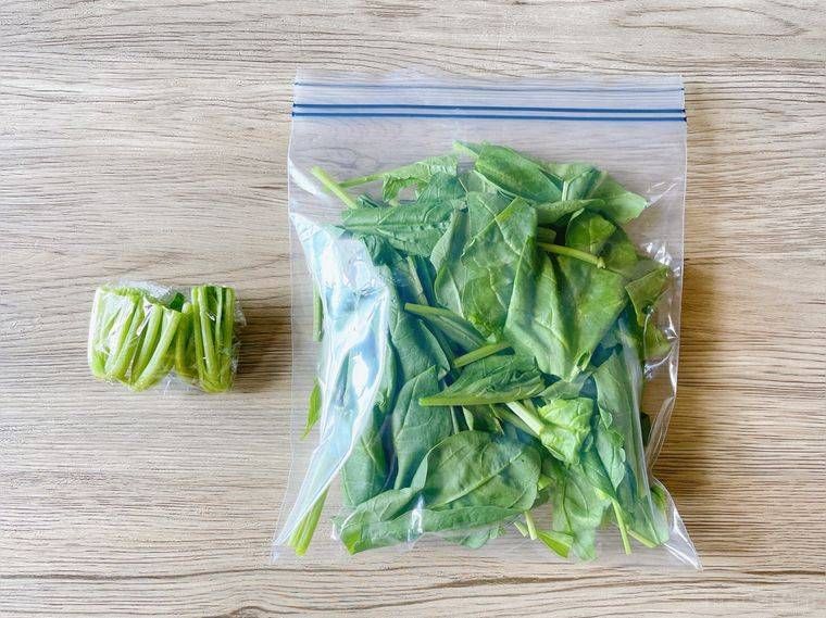 ほうれん草を生のままフリーザーバッグに入れたもの