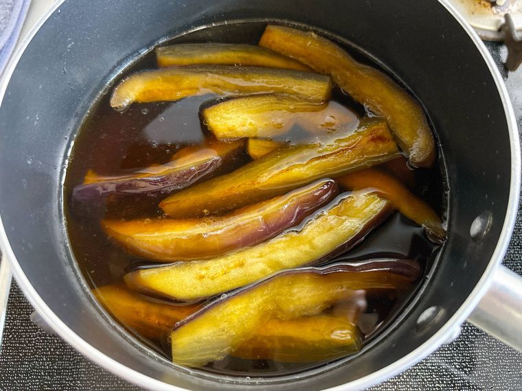 鍋で冷凍なすを煮る様子