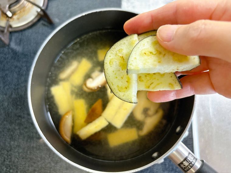 冷凍なすをみそ汁に入れる様子