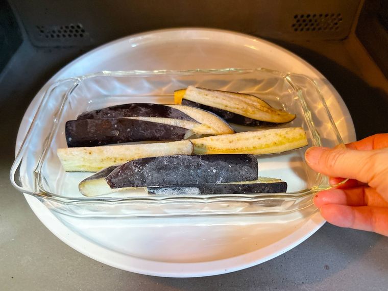冷凍なすをレンジ調理する様子