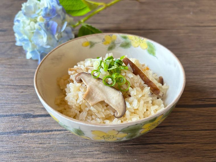 茶碗に盛られた冷凍しいたけの炊き込みご飯