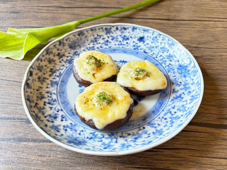 和皿に盛られた冷凍しいたけのチーズ焼き