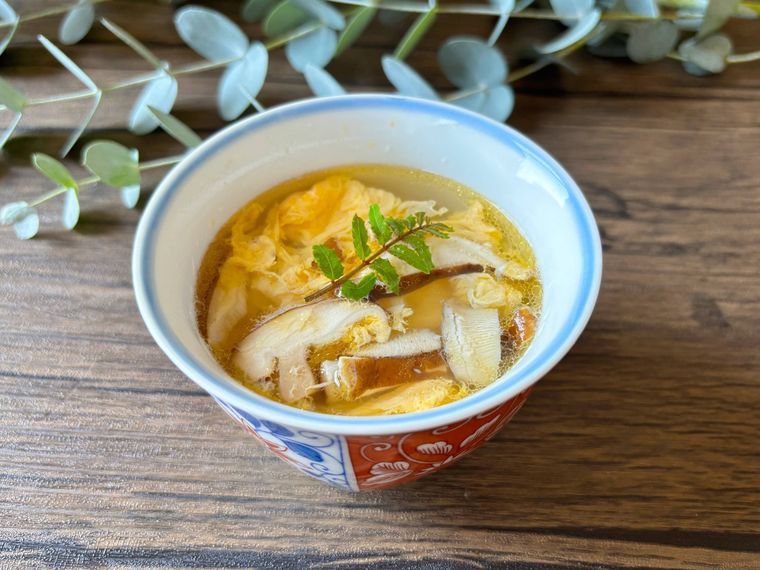 カップに盛られた冷凍しいたけと卵の中華スープ