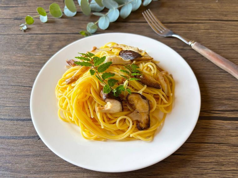 白色の皿に盛られた冷凍しいたけの和風パスタ