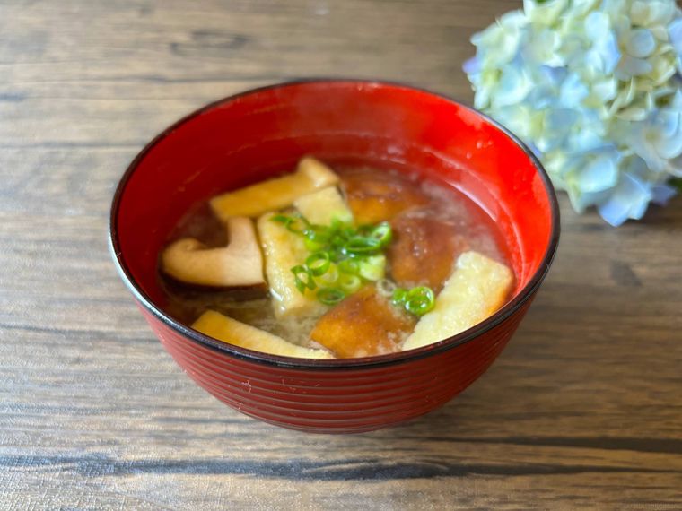 赤色の碗に盛られた冷凍しいたけの味噌汁