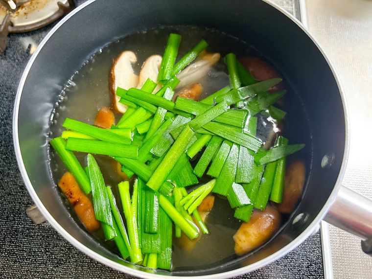 スープに入れた冷凍ニラ
