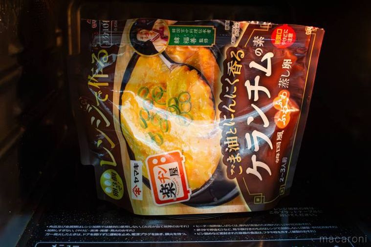 ヤマキの楽チン屋シリーズレンジで作るケランチムの素  を電子レンジで加熱している様子