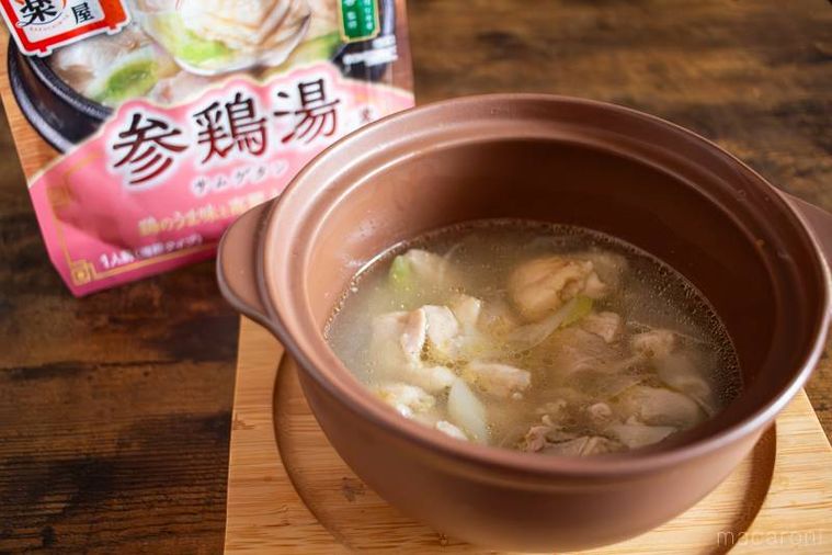 ヤマキの楽チン屋シリーズレンジで作る参鶏湯の素のパッケージと調理した料理を並べている