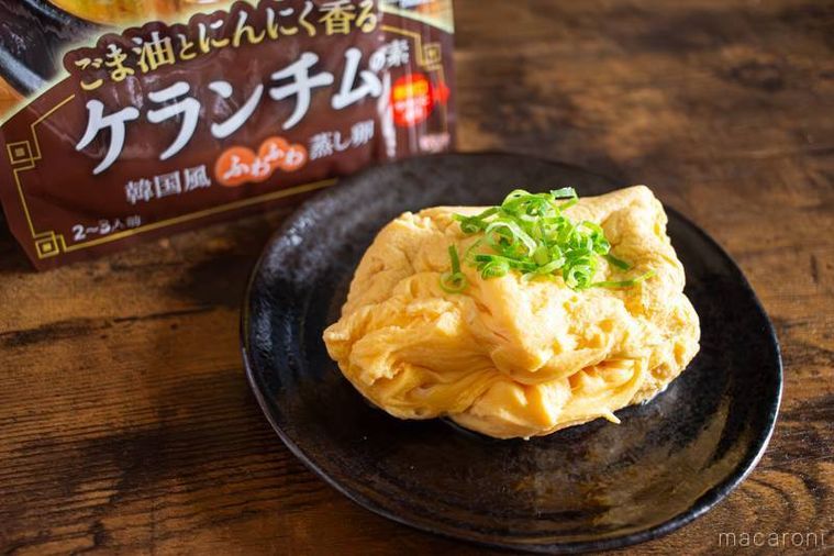 ヤマキの楽チン屋シリーズレンジで作るケランチムの素のパッケージと調理した料理を並べている