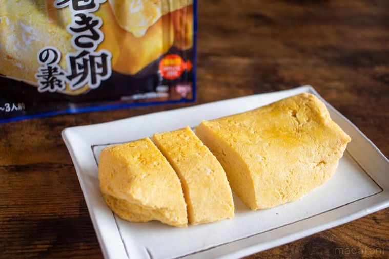 ヤマキの楽チン屋シリーズレンジで作るだし巻き卵の素のパッケージと調理した料理を並べている