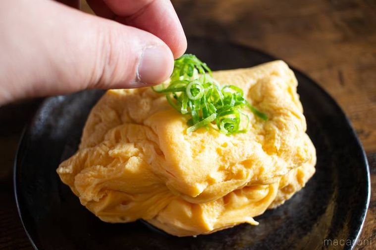 ヤマキの楽チン屋シリーズレンジで作るケランチムの素  にねぎを添えている様子
