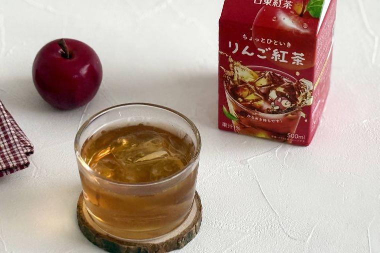 日東紅茶のりんご紅茶と紅茶が注がれたグラス