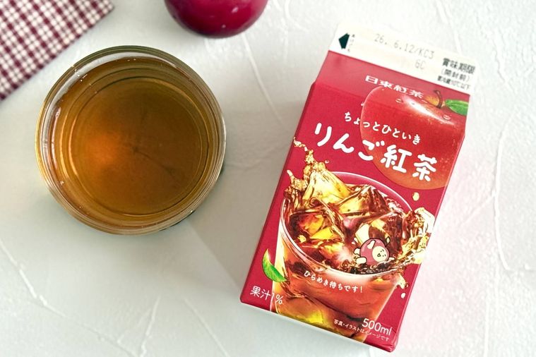 日東紅茶 りんご紅茶と紅茶が注がれたグラス