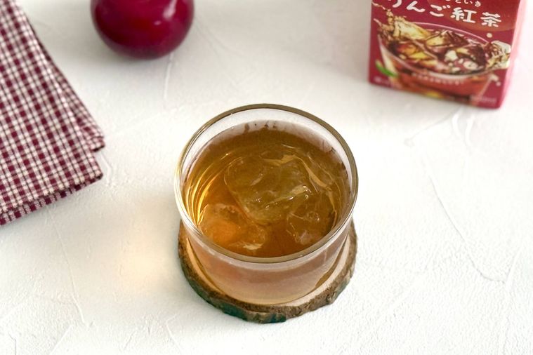 日東紅茶のりんご紅茶のパッケージと紅茶が注がれたグラス