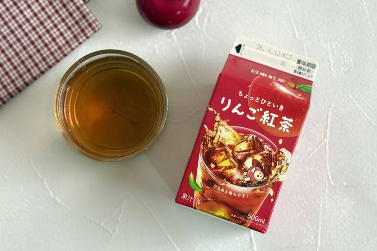 日東紅茶のりんご紅茶のパッケージと紅茶が注がれたグラス