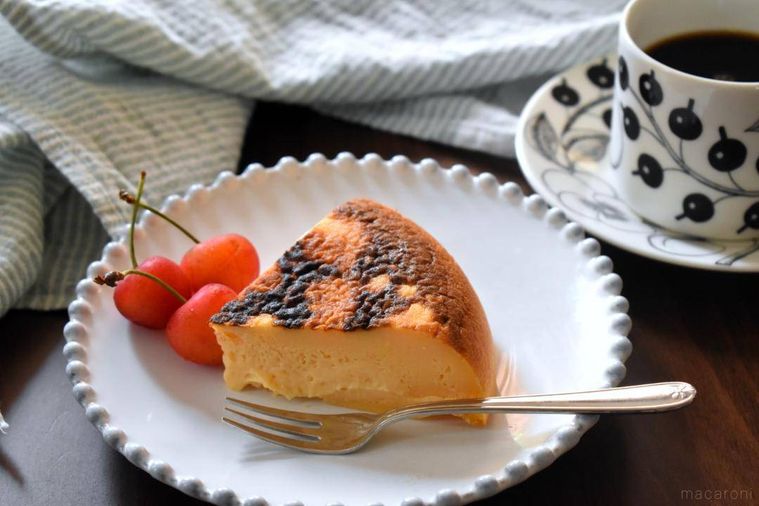 皿に盛ったチーズケーキ