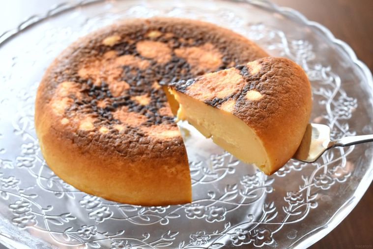 ケーキサーバーにのせたチーズケーキ