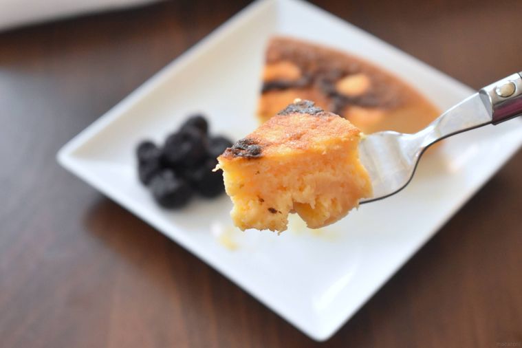 フォークにのせたチーズケーキ