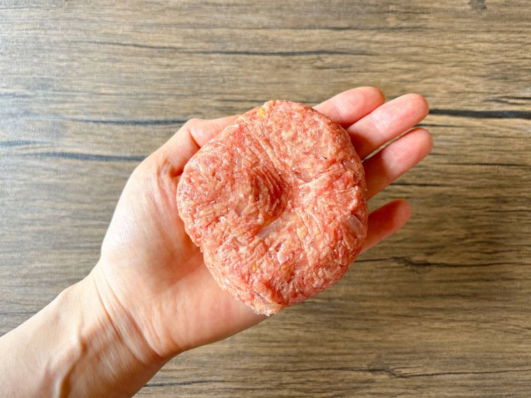 ハンバーグを成形する様子