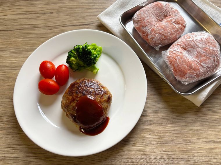 冷凍ハンバーグと冷凍ハンバーグを焼いたもの
