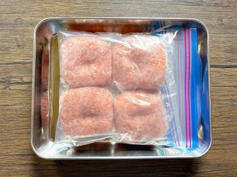ラップで包んだハンバーグをフリーザーバッグに二重に入れたもの