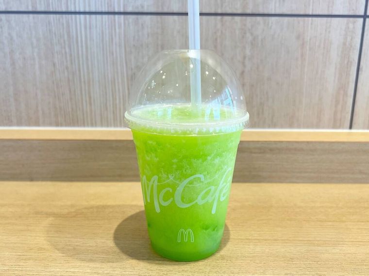 ストローをさしたマクドナルドマスカットスムージーがテーブルの上に置かれている様子