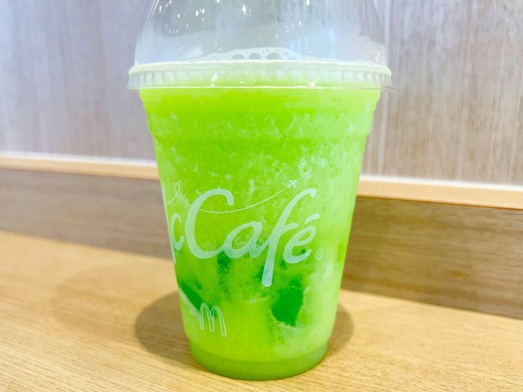 専用カップに入れられたマクドナルドマスカットスムージーの中身