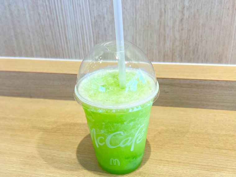 マクドナルドマスカットスムージーにストローをさしている様子