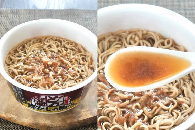 木のカッティングボードにのったカップそばと白いれんげでつゆをすくう様子