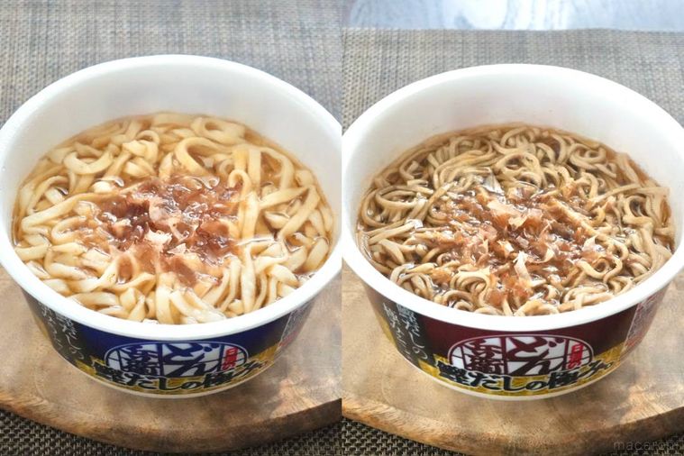 木のカッティングボードにのったカップうどんとカップそば
