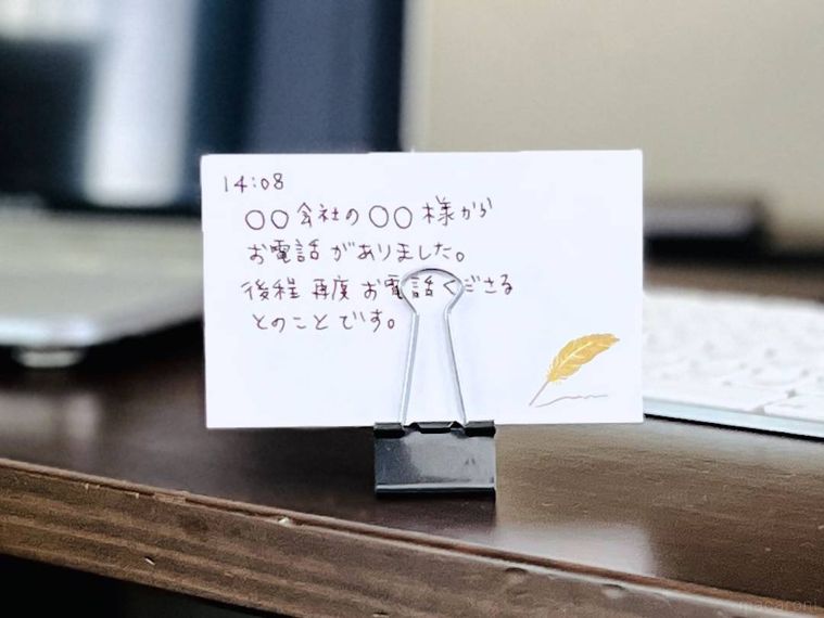 ダブルクリップをメモスタンドとして使っている様子