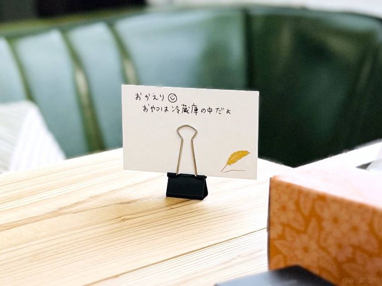ダブルクリップをメモスタンドとして使っている様子