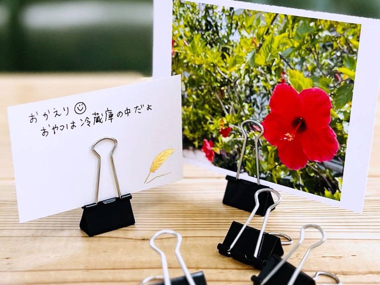 ダブルクリップをメモスタンドや写真立てとして使っている様子
