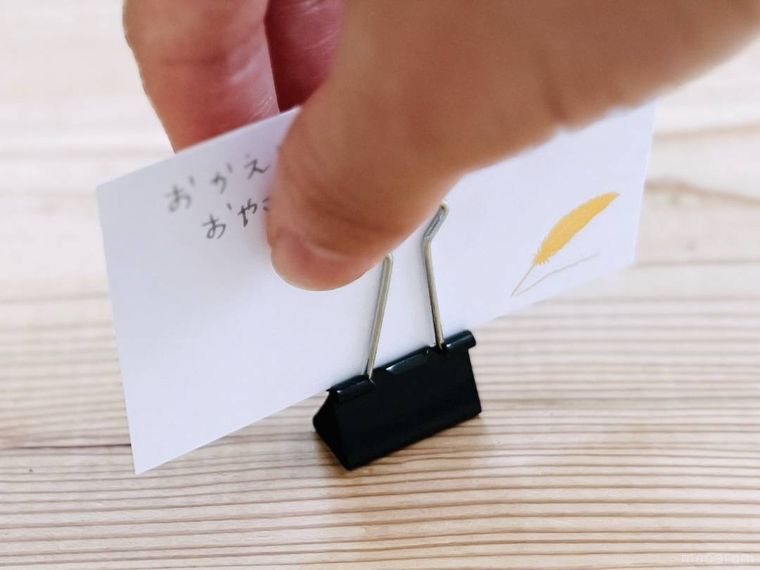 ダブルクリップのレバーにメモを差し込んでいる様子