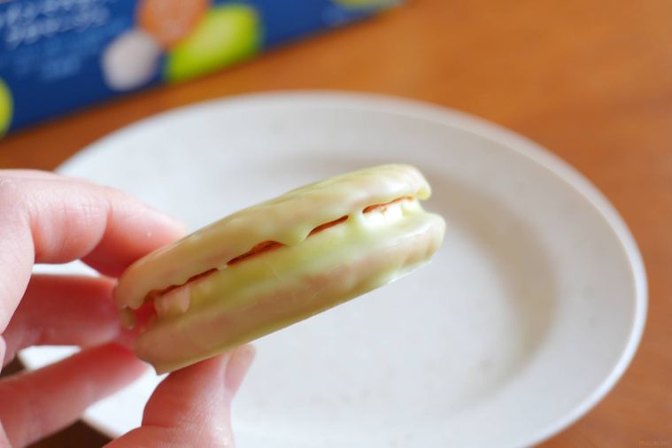 チョコパイを持っている手元