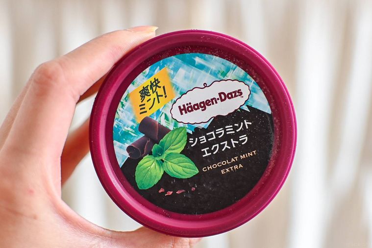 アイスのカップを持っているところ