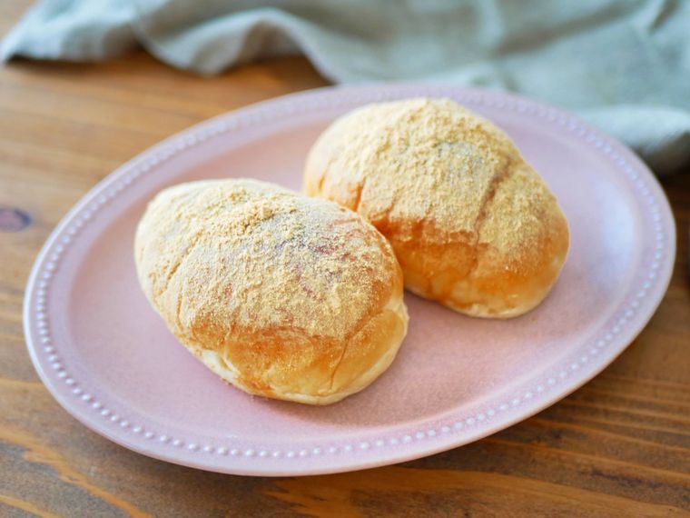 ロールパンのきなこ揚げパンがピンク色の皿に盛られている