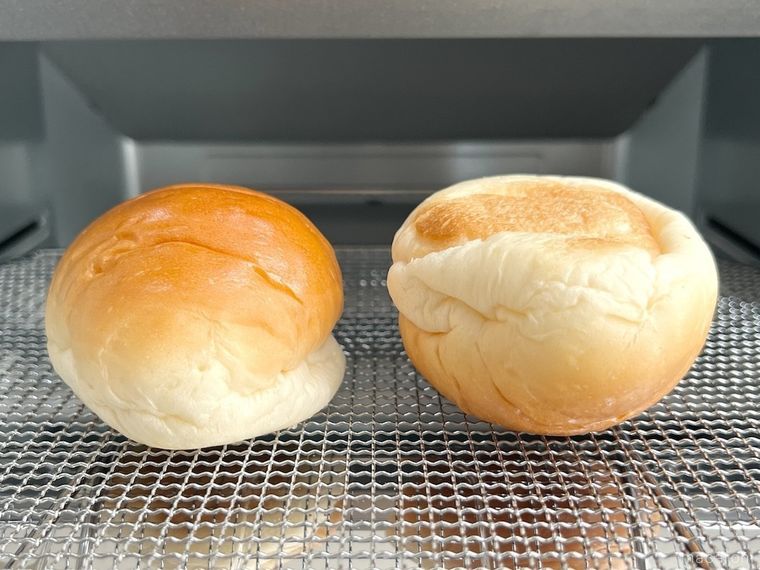 ロールパンをトースターに入れた様子