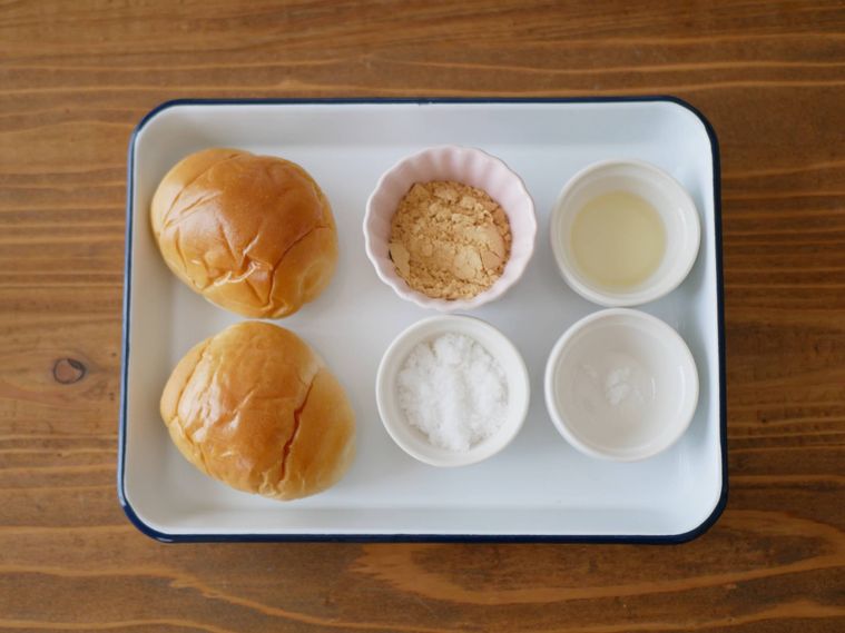 ロールパンのきな粉揚げパンの材料が琺瑯バットの上に並んでいる