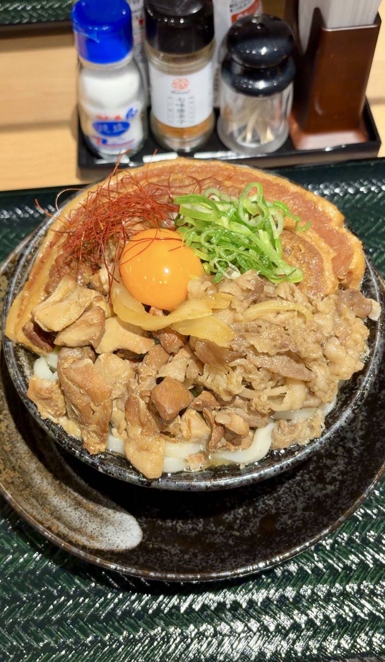 三種の煮込み肉まみれうどん