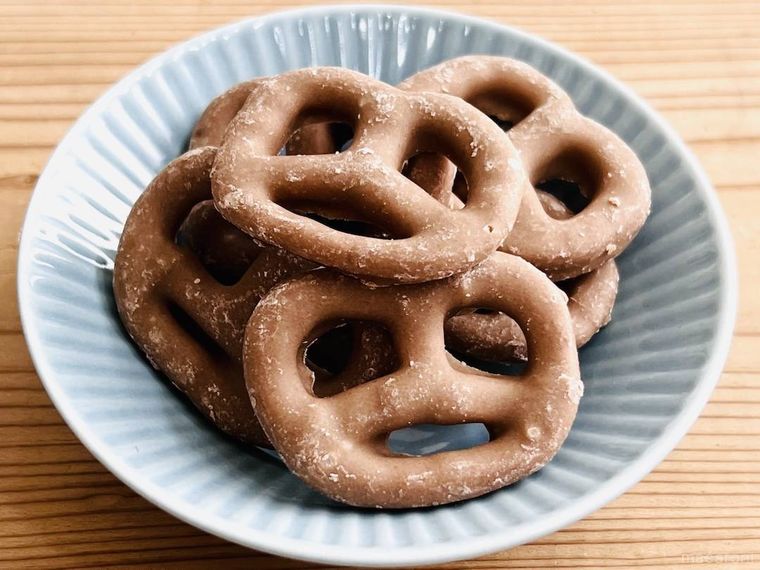 ファミリーマートの華やかな香りを楽しむ紅茶チョコプレッツェルを皿に盛り付けた様子