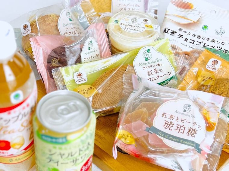 ファミリーマートのアフタヌーンティーフェア商品を並べた様子