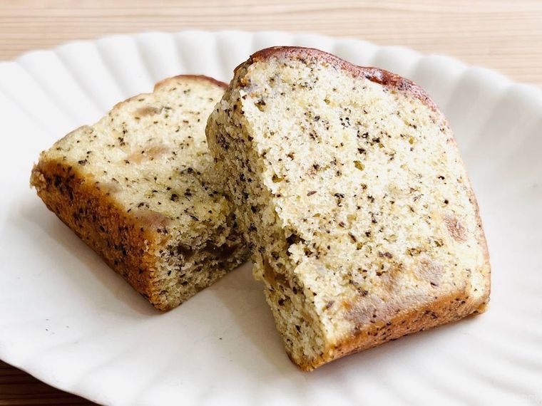 ファミリーマートの紅茶とりんごのパウンドケーキを半分にカットした様子
