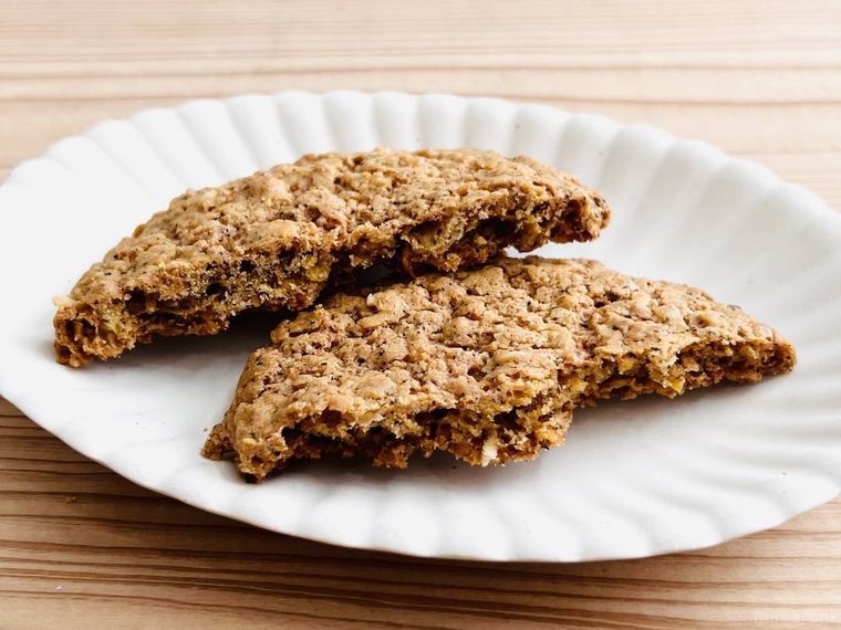 ファミリーマートの紅茶とオレンジのザクザククッキーを半分に割った様子