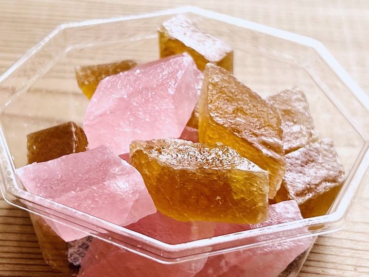 ファミリーマートの紅茶とピーチの琥珀糖を開封した様子