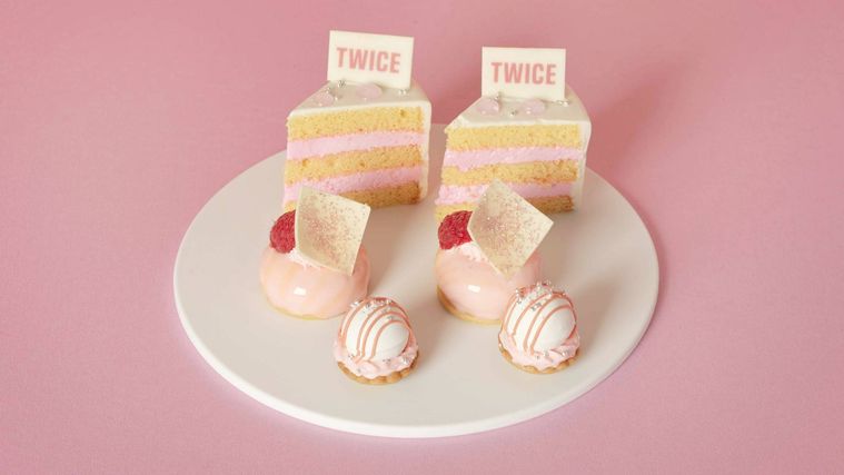 マカロンやケーキ