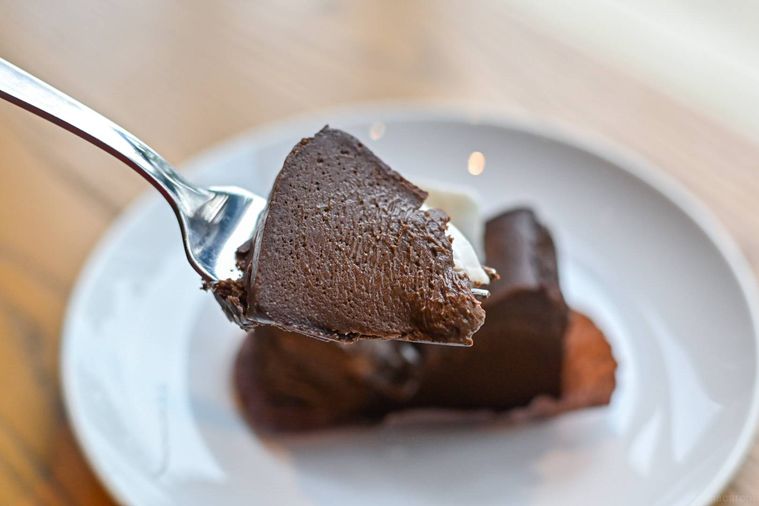 チョコレートテリーヌをフォークで持ち上げているところ
