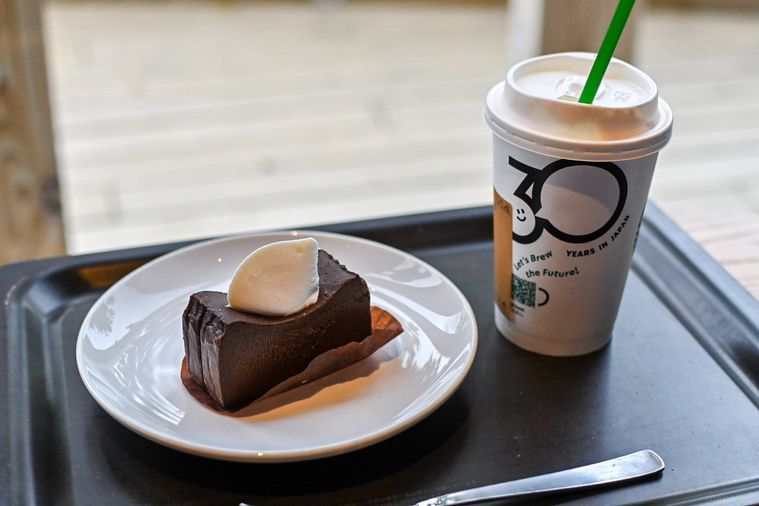 チョコレートテリーヌとカプチーノ