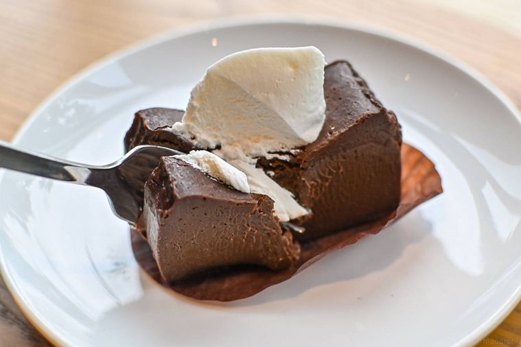 チョコレートテリーヌにフォークをいれているところ